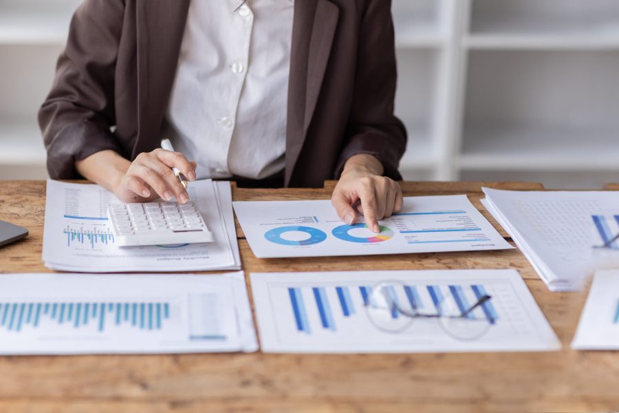 photodune-n4terhle-businesswoman-financial-consultant-discuss-investment-analysis-of-business-project-and-plan-market--xxl