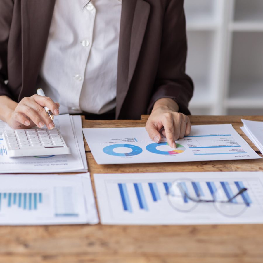 photodune-n4terhle-businesswoman-financial-consultant-discuss-investment-analysis-of-business-project-and-plan-market--xxl